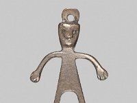 Ame Met 4  Ame Met 4, Chile, Mapuche (Araukaner), 19. Jahrhundert, Anhänger, Silber, vermutlich Legierung, L 3 cm, B 2,1 cm : Museumsfoto: Claus Cordes, Bestandskatalog Ethnologie